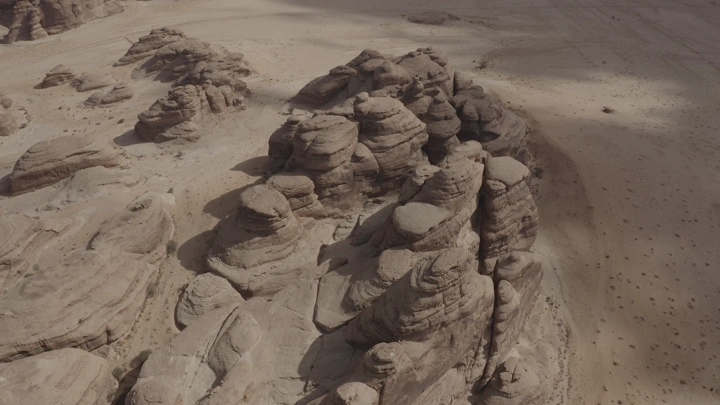 تكوينات صخرية في جبال العلا، صورة جوية.