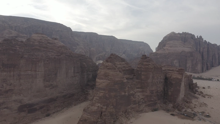 جبال العلا في السعودية، لقطة جوية في النهار.