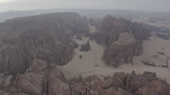 جبال العلا الشاهقة في الصحراء، لقطة جوية.