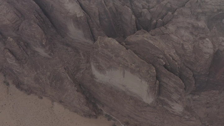 جبال صخرية في العلا، لقطة جوية.