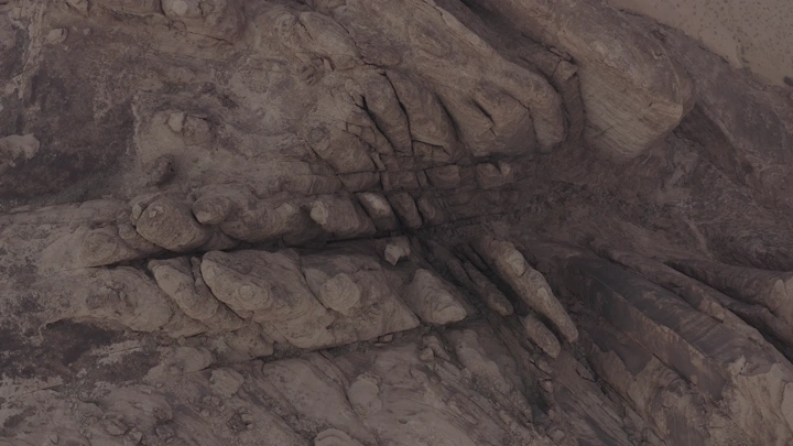 تكوينات صخرية في جبال العلا، لقطة جوية.