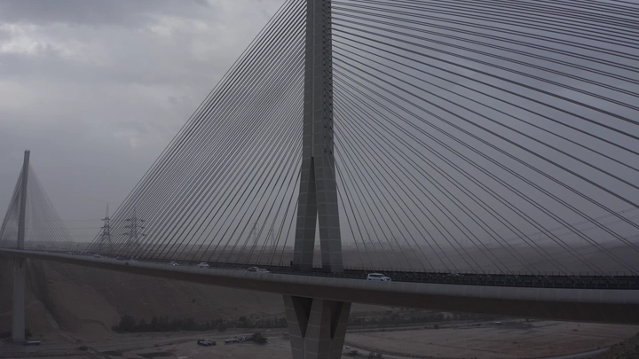 الجسر المعلق في الرياض تحت سماء غائمة، لقطة جوية.