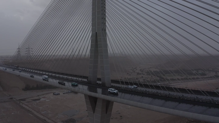 الجسر المعلق في الرياض، لقطة جوية في يوم غائم.
