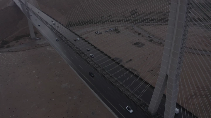 جسر معلق في الرياض عند الغروب، لقطة جوية.
