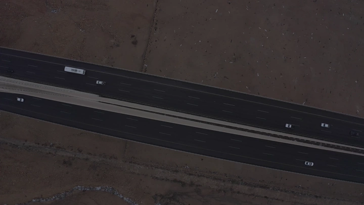 طريق سريع في الرياض من الأعلى، لقطة جوية.