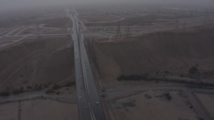 طريق سريع في الرياض تحت سماء غائمة، لقطة جوية.