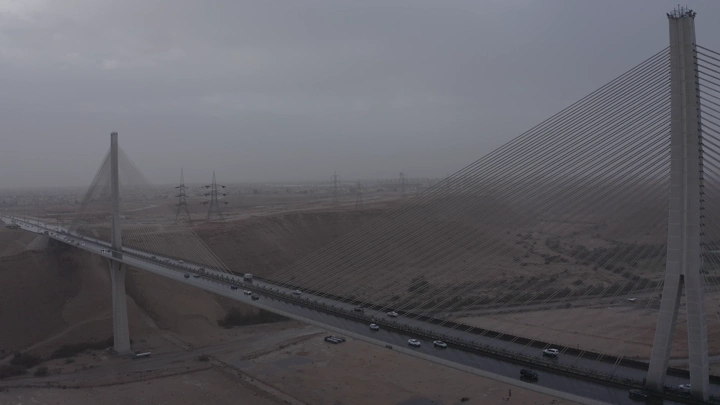 الجسر المعلق في الرياض تحت سماء غائمة، لقطة جوية.