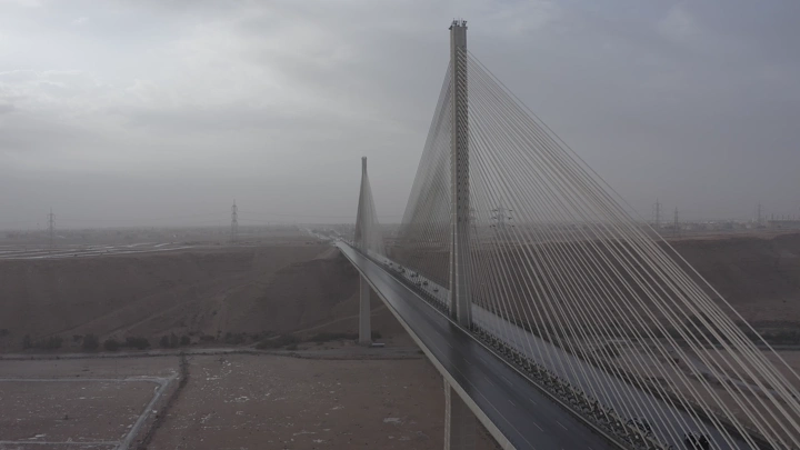 الجسر المعلق في الرياض، لقطة جوية نهارية.