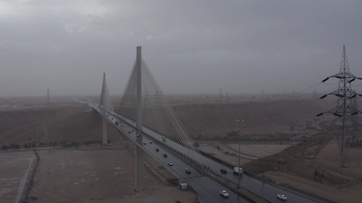 الجسر المعلق في الرياض تحت سماء غائمة، لقطة جوية.