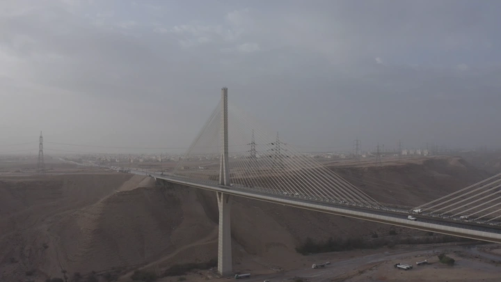 الجسر المعلق في الرياض، لقطة جوية في يوم غائم.
