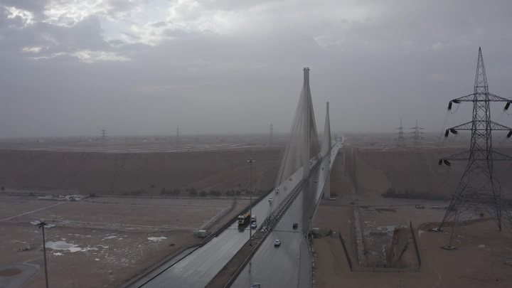 الجسر المعلق في الرياض تحت سماء غائمة، لقطة جوية.