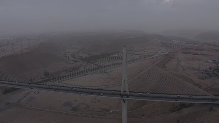 الجسر المعلق في الرياض تحت سماء غائمة، لقطة جوية.