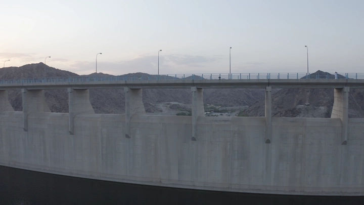 سد وادي بيشة في منطقة عسير، لقطة من الجو عند الغروب.