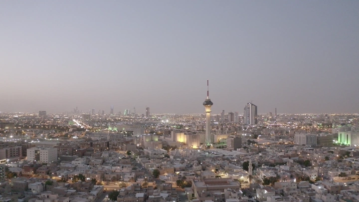 برج الاذاعة والتلفزيون في مدينة الرياض عند الغروب، لقطة جوية.
