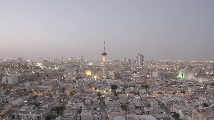 برج الاذاعة والتلفزيون في مدينة الرياض عند الغروب، لقطة جوية.