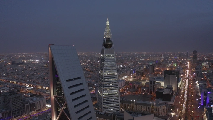 برج الفيصلية في الرياض ليلاً، لقطة جوية.
