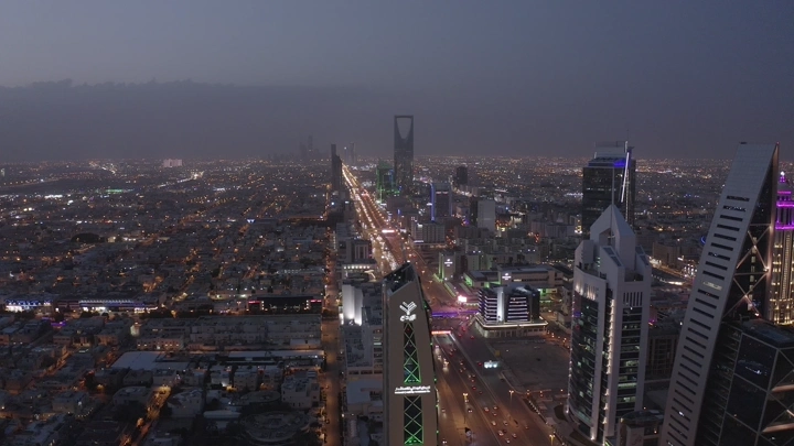 أبراج مضاءة على طريق الملك فهد في الرياض، تصوير جوي ليلي.