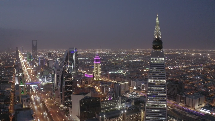 أبراج مضاءة في طريق الملك فهد ليلاً، لقطة جوية.