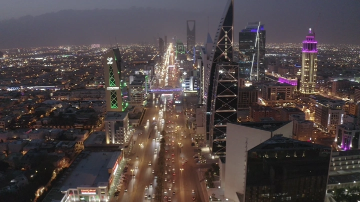أبراج مضاءة على طريق الملك فهد في الرياض، لقطة جوية ليلية.