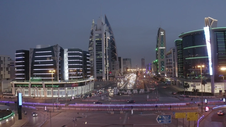 أبراج مضاءة على طريق الملك فهد في المساء، لقطة جوية.