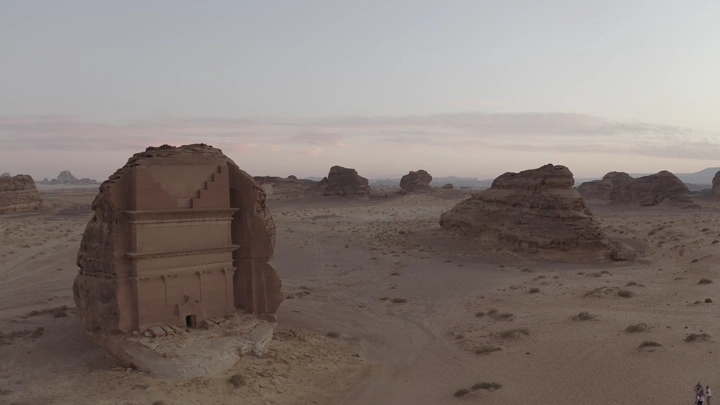 قصر الفريد في مدائن صالح، تصوير جوي عند الغروب.