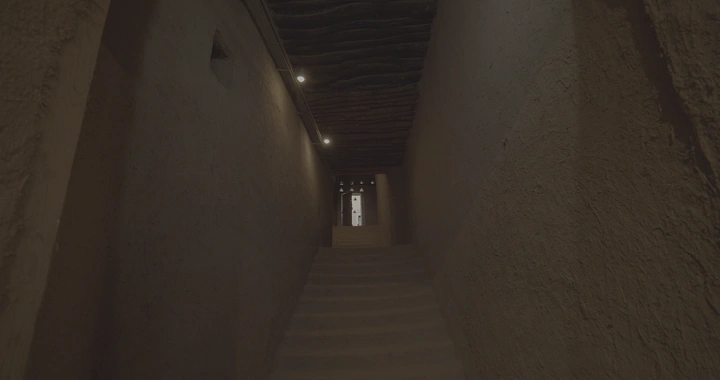 ممر داخلي في قصر المصمك بالرياض، لقطة من زاوية منخفضة.