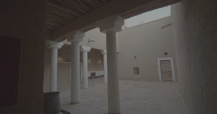 فناء داخلي في قصر المصمك بالرياض، لقطة واسعة.