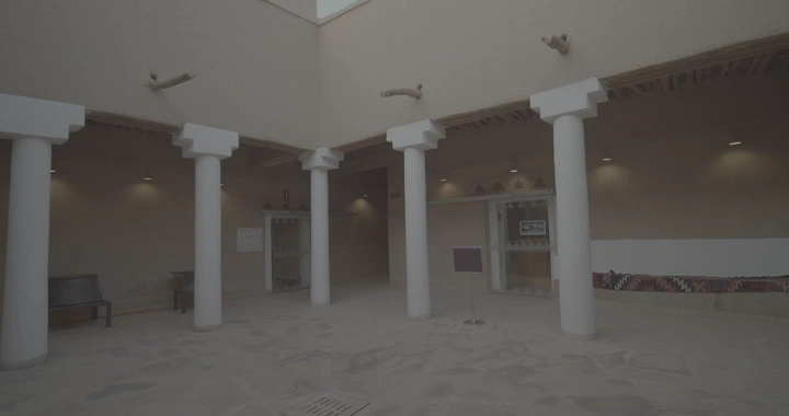 فناء داخلي في قصر المصمك بالرياض، لقطة واسعة.