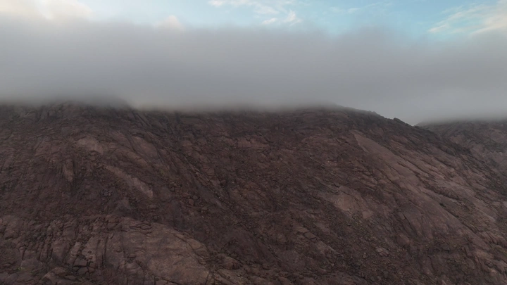 جبل أجا يعانق الغيوم في حائل، لقطة جوية.
