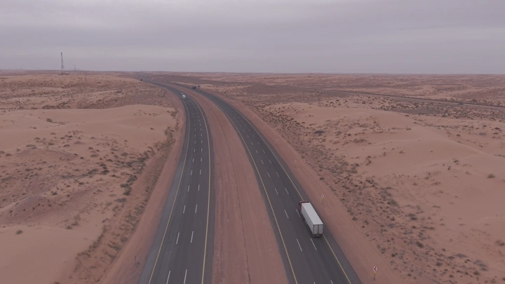 طريق سريع في الصحراء بمدينة حائل، تصوير درون.