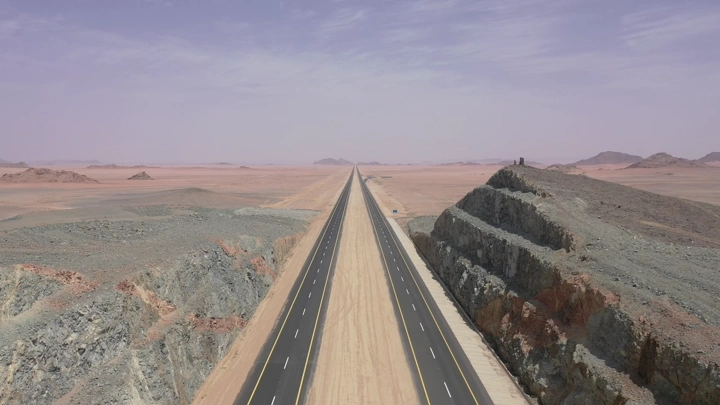 A road stretches across the desert between Hail and Medina, aerial shot.