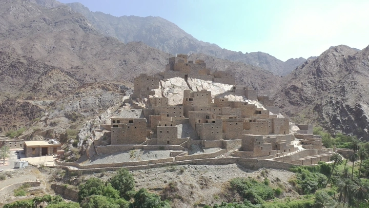 قلعة ذي عين التاريخية في الباحة، تصوير درون في النهار.