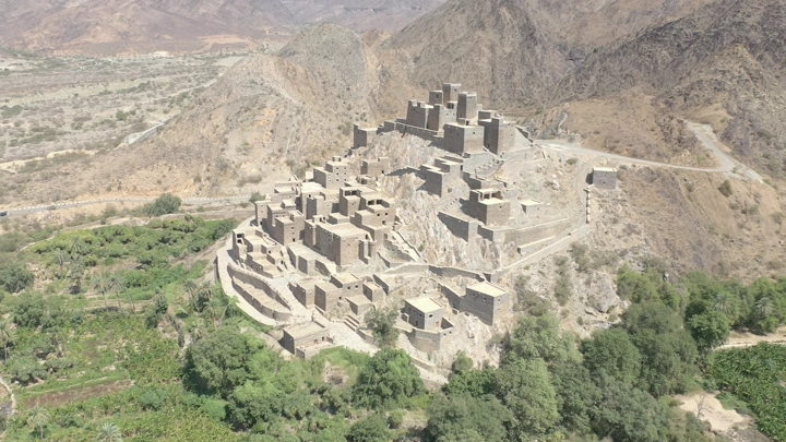 قلعة ذي عين التاريخية في الباحة، لقطة جوية.