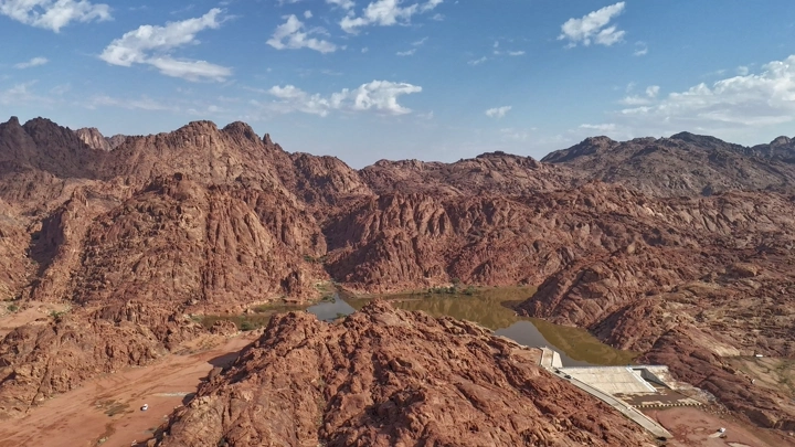 جبال أجا في حائل مع الغيوم، تصوير درون.