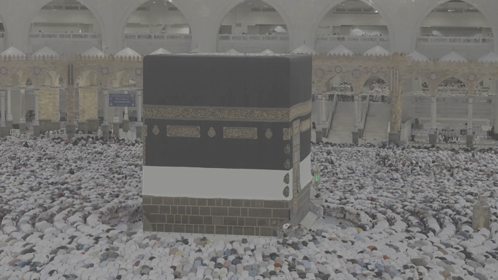 الكعبة المشرفة في المسجد الحرام بمكة، لقطة من الأعلى.