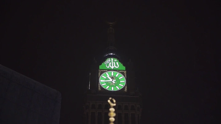 برج الساعة في مكة ليلاً، لقطة من الأسفل.