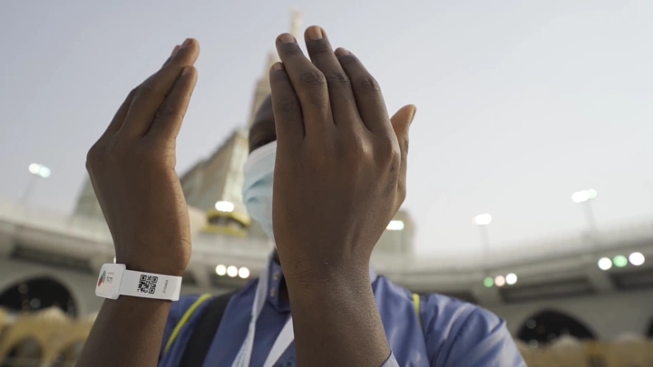 شخص يدعو في الحرم المكي، لقطة قريبة.