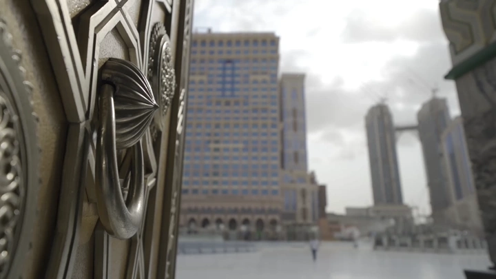 باب الحرم مع خلفية مباني حديثة، لقطة قريبة.