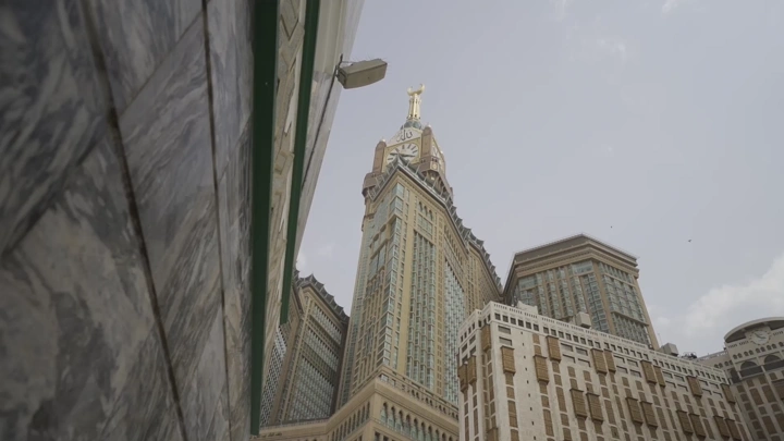 برج الساعة في مكة من زاوية منخفضة، لقطة نهارية.