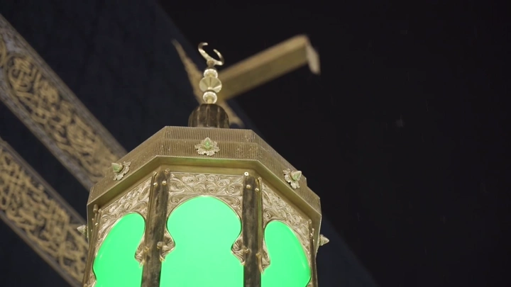 فانوس ذهبي مع ضوء أخضر في الكعبة، لقطة قريبة.