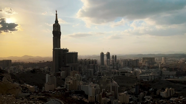 برج الساعة في مكة عند الغروب، منظر جوي.