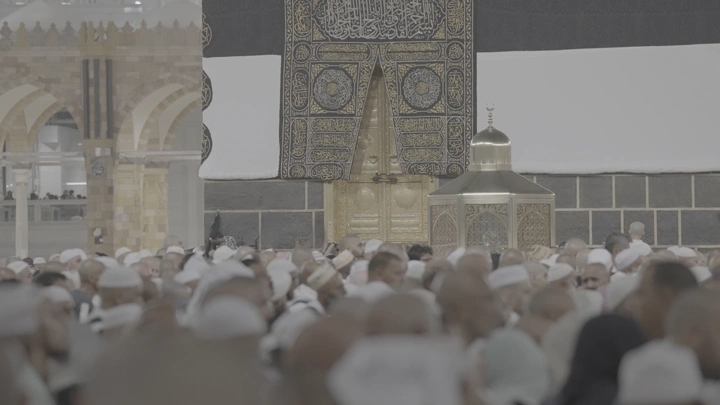الكعبة المشرفة مع الحجاج في المسجد الحرام، لقطة نهارية.