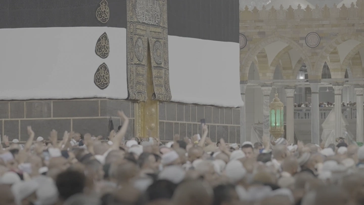 الكعبة المشرفة مع حشد من الناس في الحرم المكي، لقطة واسعة.