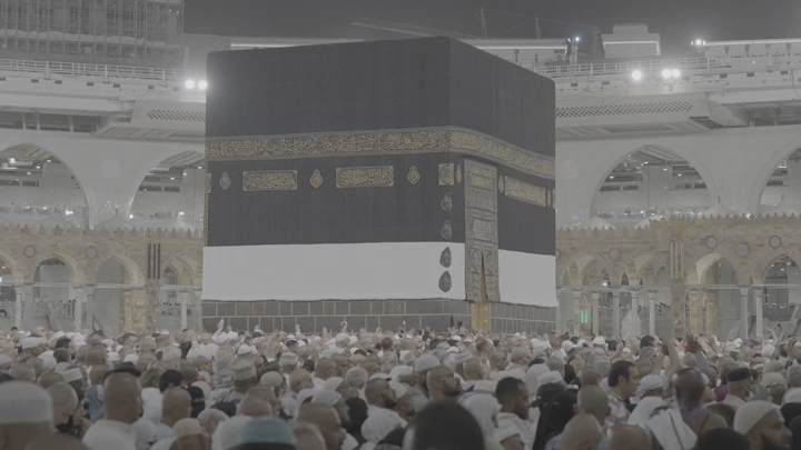 الكعبة في المسجد الحرام بمكة، منظر ليلي مع الحجاج، لقطة واسعة.