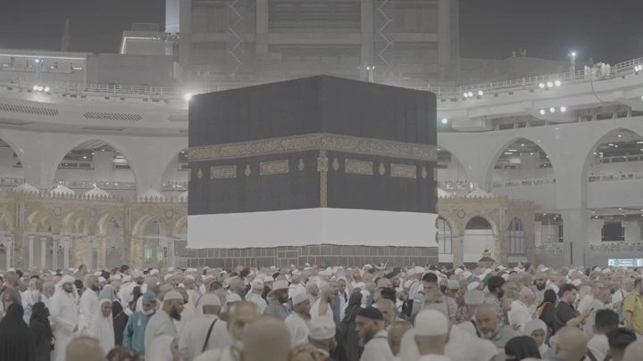 الكعبة المشرفة محاطة بالحجاج في المسجد الحرام، لقطة ليلية.