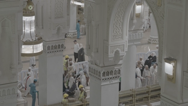 زوار في الحرم المكي، لقطة داخلية واسعة.