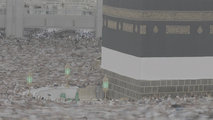 الكعبة المشرفة مع الحجاج في الحرم المكي، لقطة جوية.