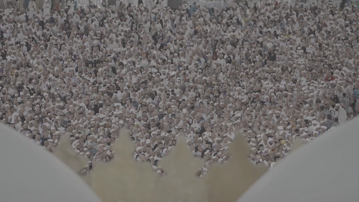 حشد كبير من الناس في الحرم المكي، لقطة من الأعلى.