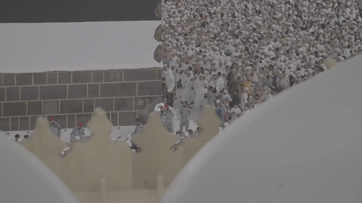 الكعبة مع حشود من المصلين في الحرم المكي، لقطة من زاوية مرتفعة.