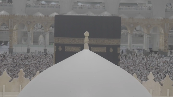 قبة المسجد الحرام مع الكعبة في الخلفية، لقطة من زاوية مرتفعة.